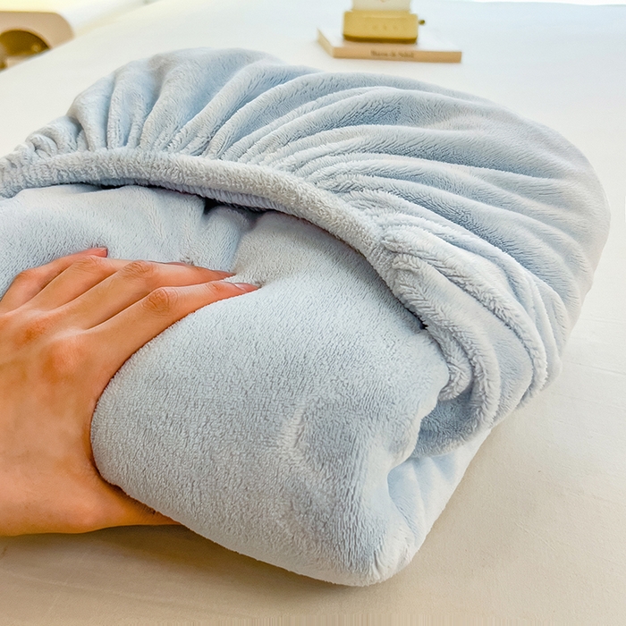 91家纺网 家纺一手货源 找家纺 丽美人家纺 2025秋冬新款牛奶绒纯色单床笠 海天蓝