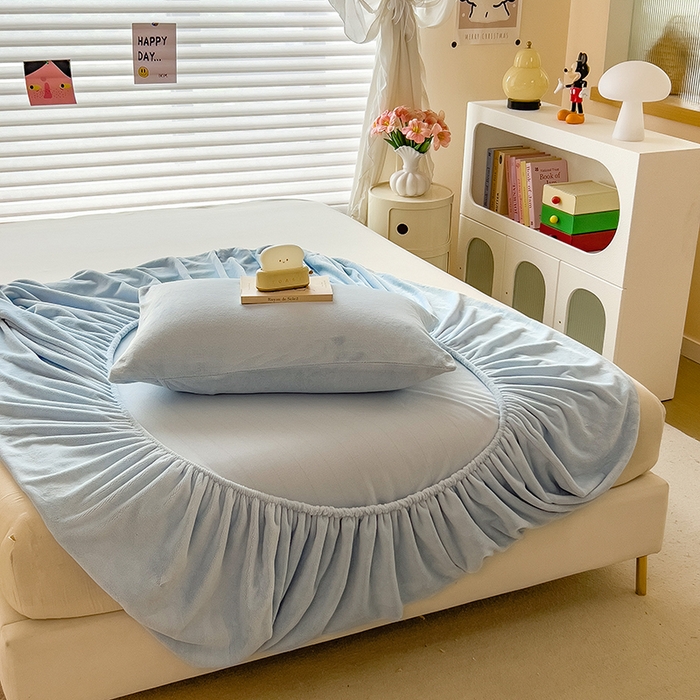 91家纺网 家纺一手货源 找家纺 丽美人家纺 2025秋冬新款牛奶绒纯色单床笠 海天蓝