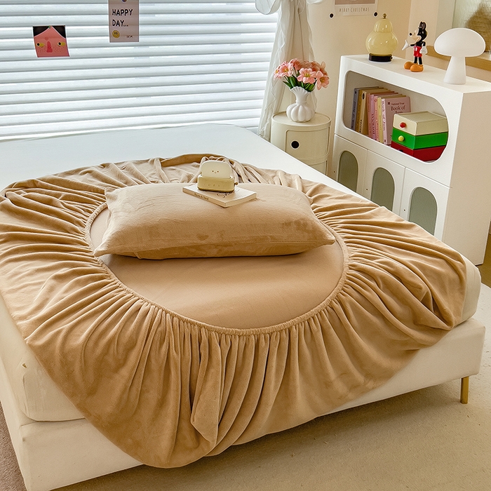 91家纺网 家纺一手货源 找家纺 丽美人家纺 2025秋冬新款牛奶绒纯色单床笠 鸭嘴咖