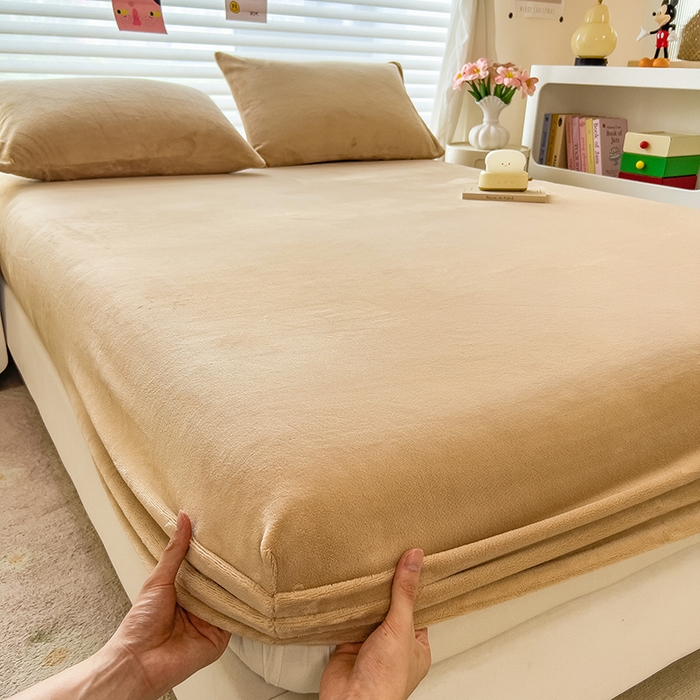 91家纺网 家纺一手货源 找家纺 丽美人家纺 2025秋冬新款牛奶绒纯色单床笠 鸭嘴咖