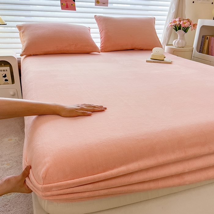 91家纺网 家纺一手货源 找家纺 丽美人家纺 2025秋冬新款牛奶绒纯色单床笠 杜鹃粉