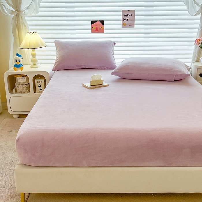 91家纺网 家纺一手货源 找家纺 丽美人家纺 2025秋冬新款牛奶绒纯色单床笠 蔷薇紫