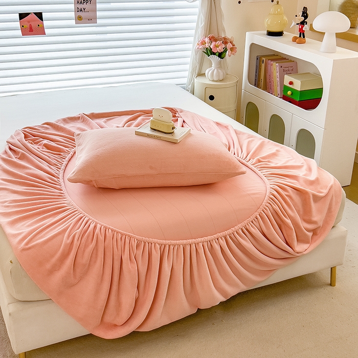 91家纺网 家纺一手货源 找家纺 丽美人家纺 2025秋冬新款牛奶绒纯色单床笠 杜鹃粉