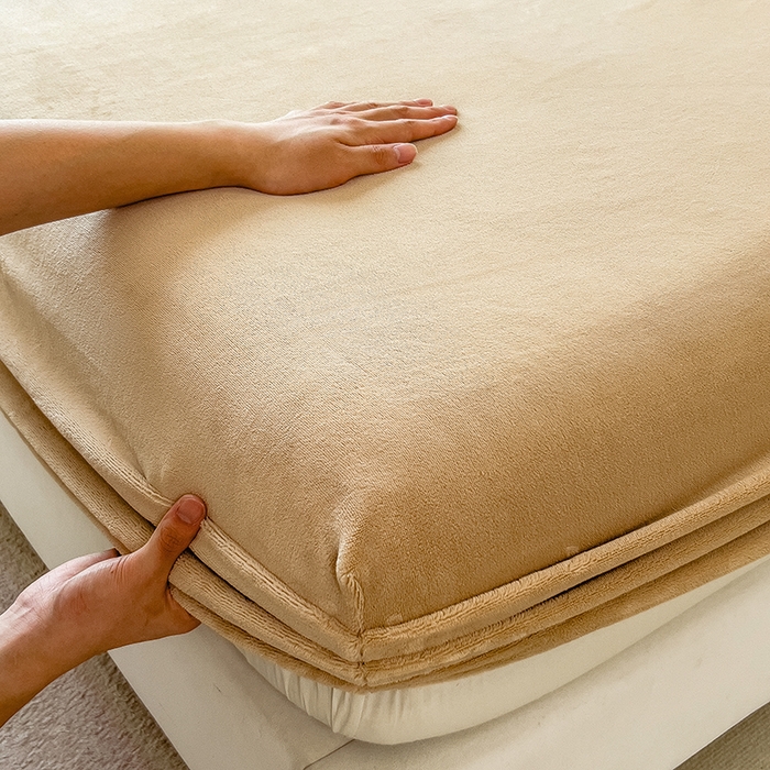 91家纺网 家纺一手货源 找家纺 丽美人家纺 2025秋冬新款牛奶绒纯色单床笠 鸭嘴咖