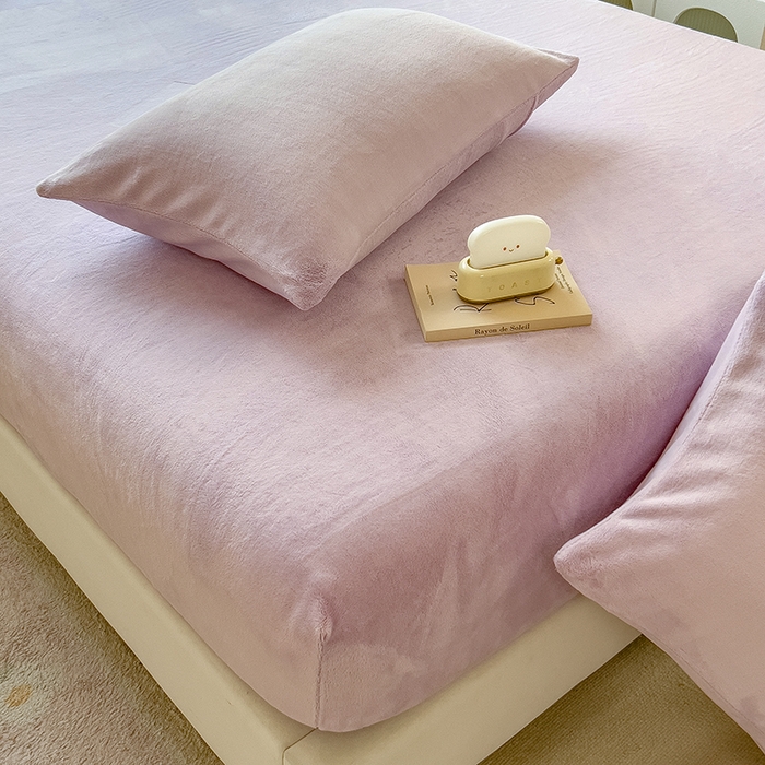 91家纺网 家纺一手货源 找家纺 丽美人家纺 2025秋冬新款牛奶绒纯色单床笠 蔷薇紫