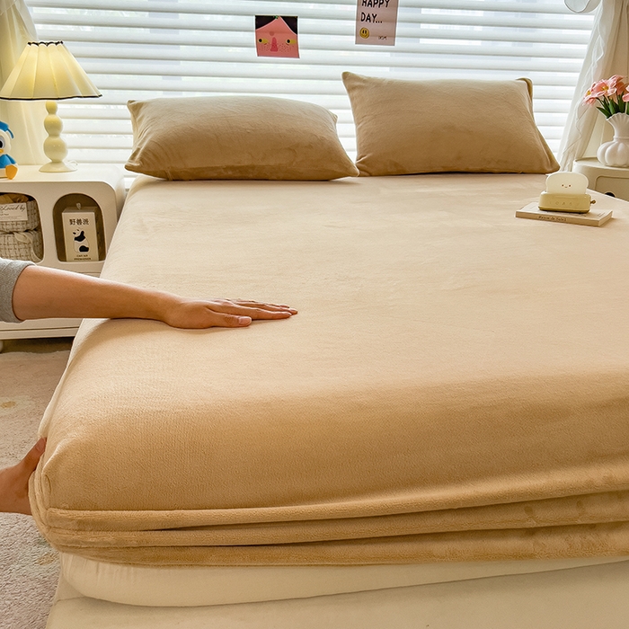 91家纺网 家纺一手货源 找家纺 丽美人家纺 2025秋冬新款牛奶绒纯色单床笠 鸭嘴咖