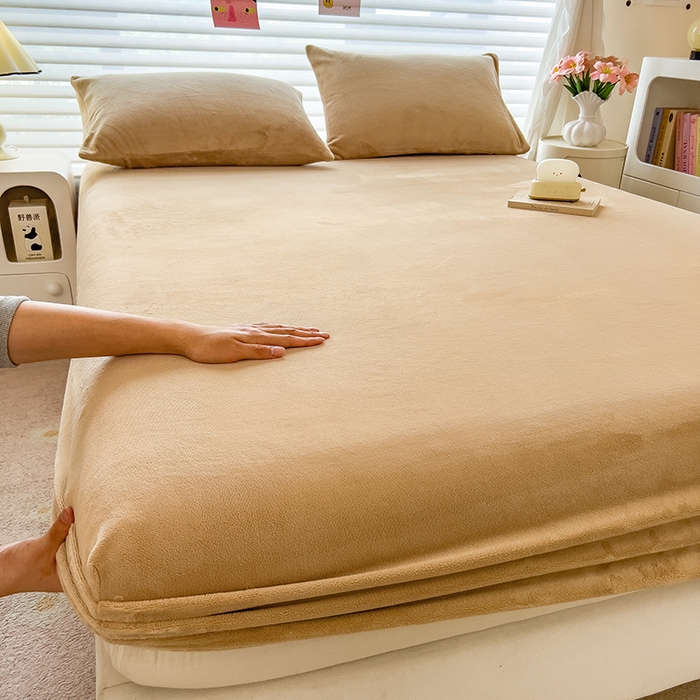 91家纺网 家纺一手货源 找家纺 丽美人家纺 2025秋冬新款牛奶绒纯色单床笠 鸭嘴咖