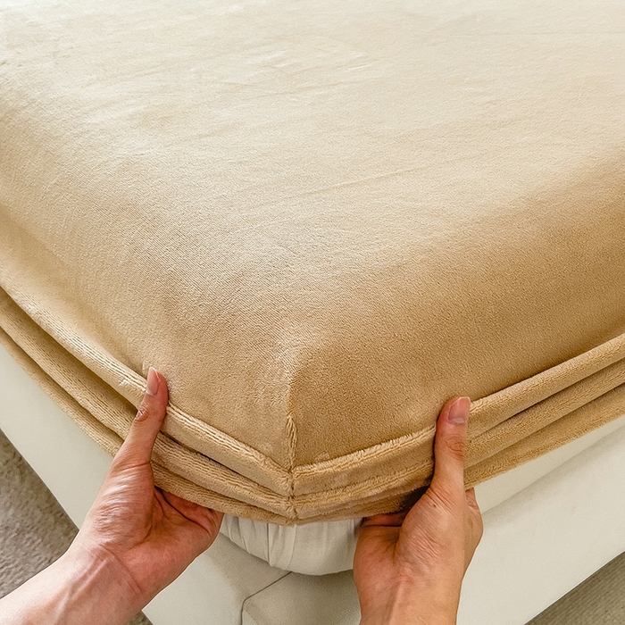 91家纺网 家纺一手货源 找家纺 丽美人家纺 2025秋冬新款牛奶绒纯色单床笠 鸭嘴咖