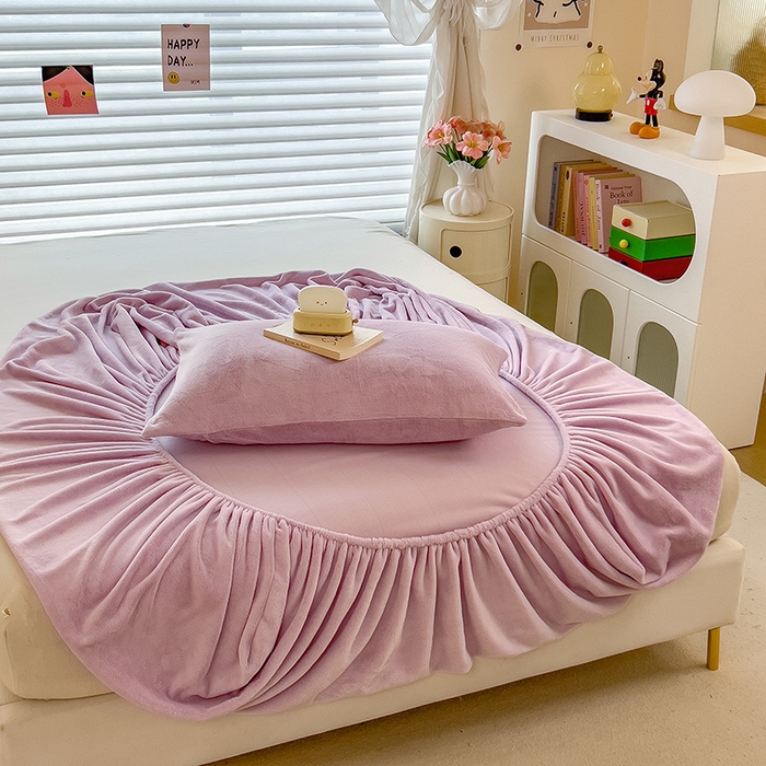 91家纺网 家纺一手货源 找家纺 丽美人家纺 2025秋冬新款牛奶绒纯色单床笠 蔷薇紫