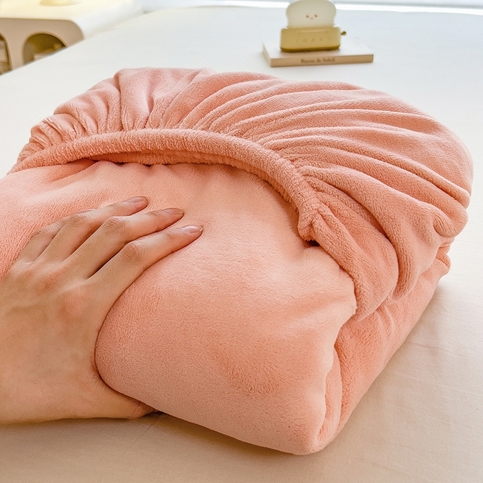 91家纺网 家纺一手货源 找家纺 丽美人家纺 2025秋冬新款牛奶绒纯色单床笠 杜鹃粉