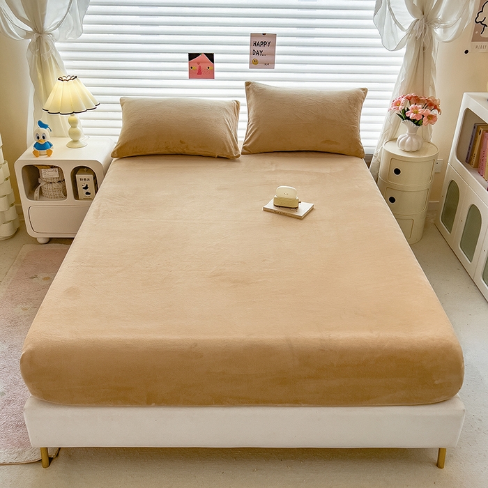 91家纺网 家纺一手货源 找家纺 丽美人家纺 2025秋冬新款牛奶绒纯色单床笠 鸭嘴咖