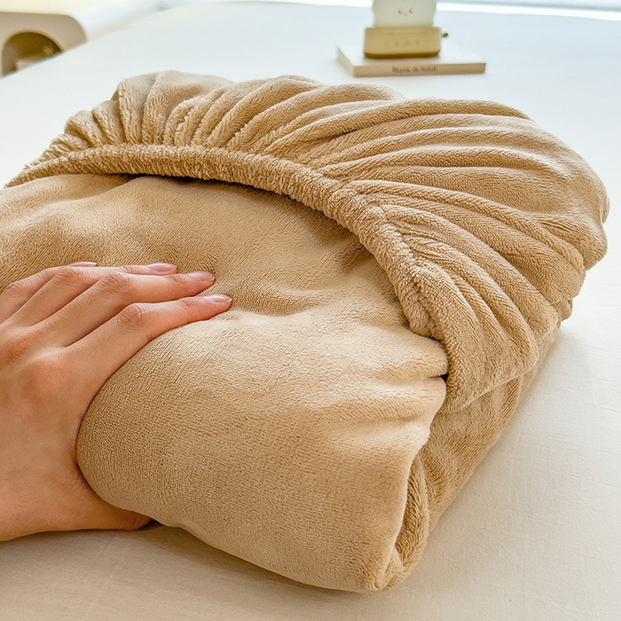 91家纺网 家纺一手货源 找家纺 丽美人家纺 2025秋冬新款牛奶绒纯色单床笠 鸭嘴咖