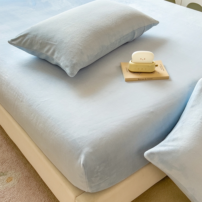 91家纺网 家纺一手货源 找家纺 丽美人家纺 2025秋冬新款牛奶绒纯色单床笠 海天蓝