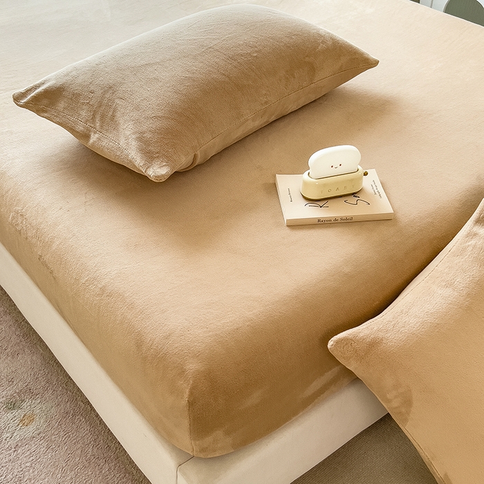 91家纺网 家纺一手货源 找家纺 丽美人家纺 2025秋冬新款牛奶绒纯色单床笠 鸭嘴咖