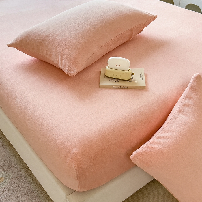 91家纺网 家纺一手货源 找家纺 丽美人家纺 2025秋冬新款牛奶绒纯色单床笠 杜鹃粉