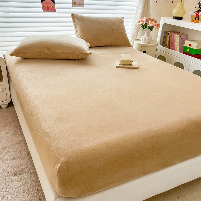 91家纺网 家纺一手货源 找家纺 丽美人家纺 2025秋冬新款牛奶绒纯色单床笠 鸭嘴咖