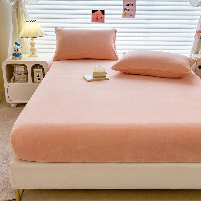 91家纺网 家纺一手货源 找家纺 丽美人家纺 2025秋冬新款牛奶绒纯色单床笠 杜鹃粉