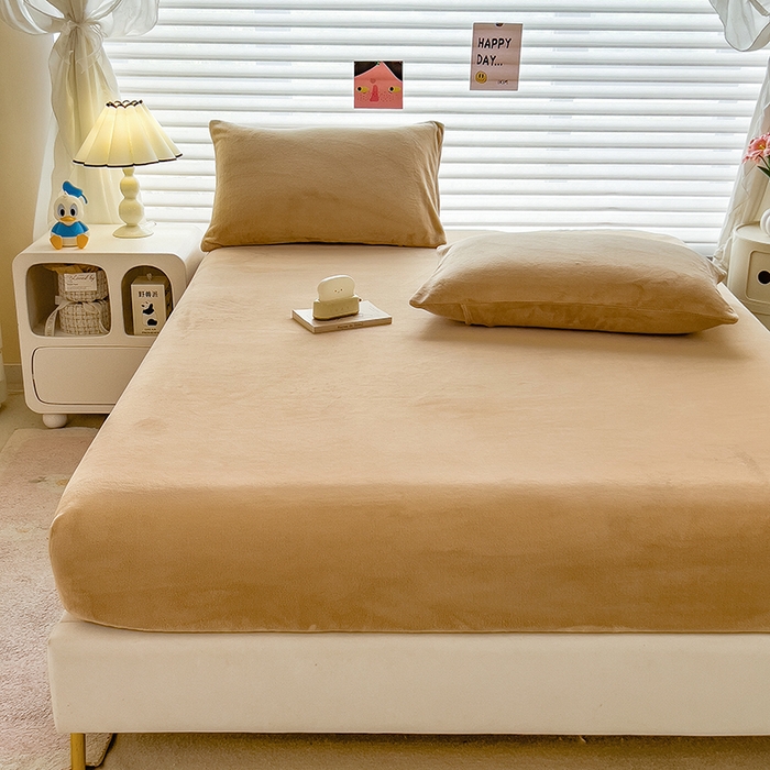 91家纺网 家纺一手货源 找家纺 丽美人家纺 2025秋冬新款牛奶绒纯色单床笠 鸭嘴咖