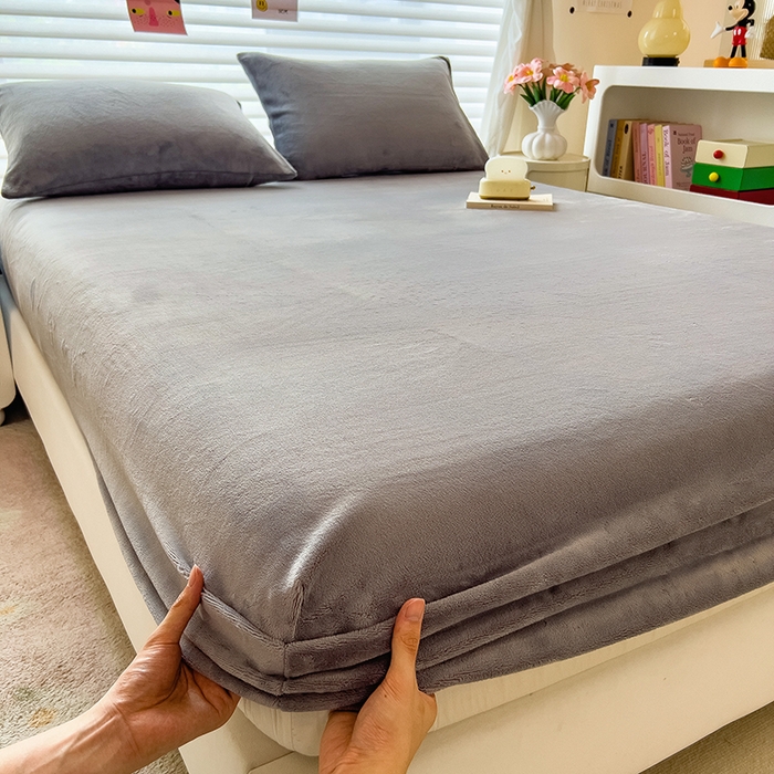 91家纺网 家纺一手货源 找家纺 丽美人家纺 2025秋冬新款牛奶绒纯色单床笠 抹茶灰