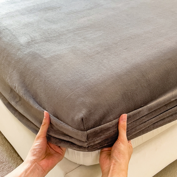 91家纺网 家纺一手货源 找家纺 丽美人家纺 2025秋冬新款牛奶绒纯色单床笠 大麦灰