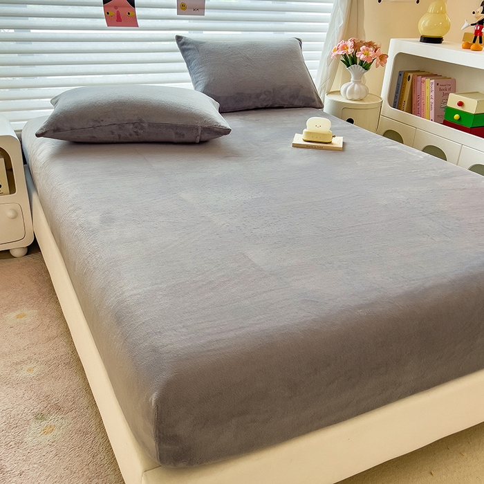 91家纺网 家纺一手货源 找家纺 丽美人家纺 2025秋冬新款牛奶绒纯色单床笠 抹茶灰