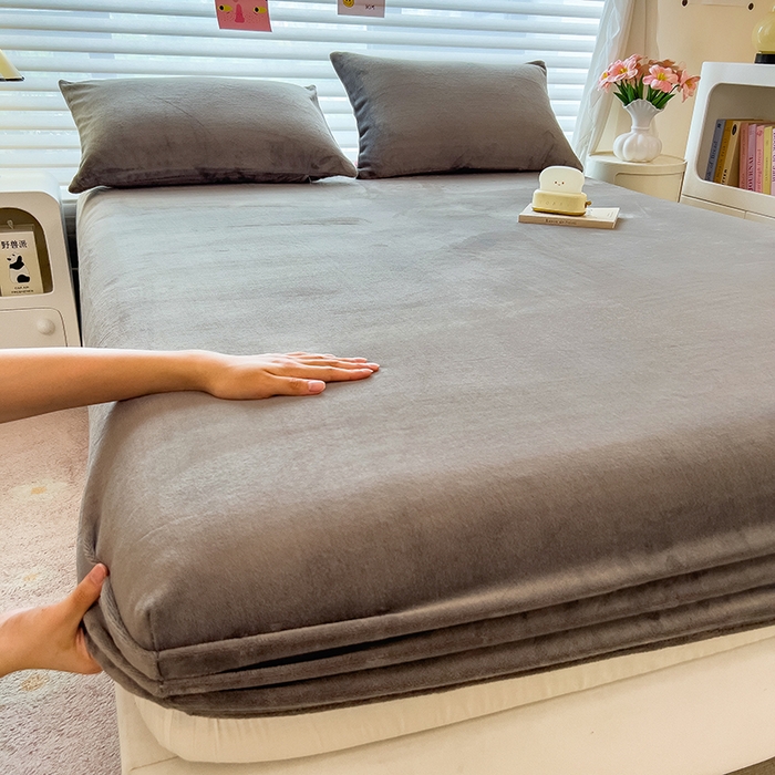 91家纺网 家纺一手货源 找家纺 丽美人家纺 2025秋冬新款牛奶绒纯色单床笠 大麦灰