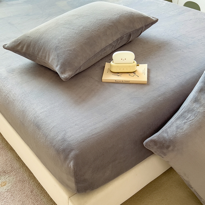 91家纺网 家纺一手货源 找家纺 丽美人家纺 2025秋冬新款牛奶绒纯色单床笠 抹茶灰