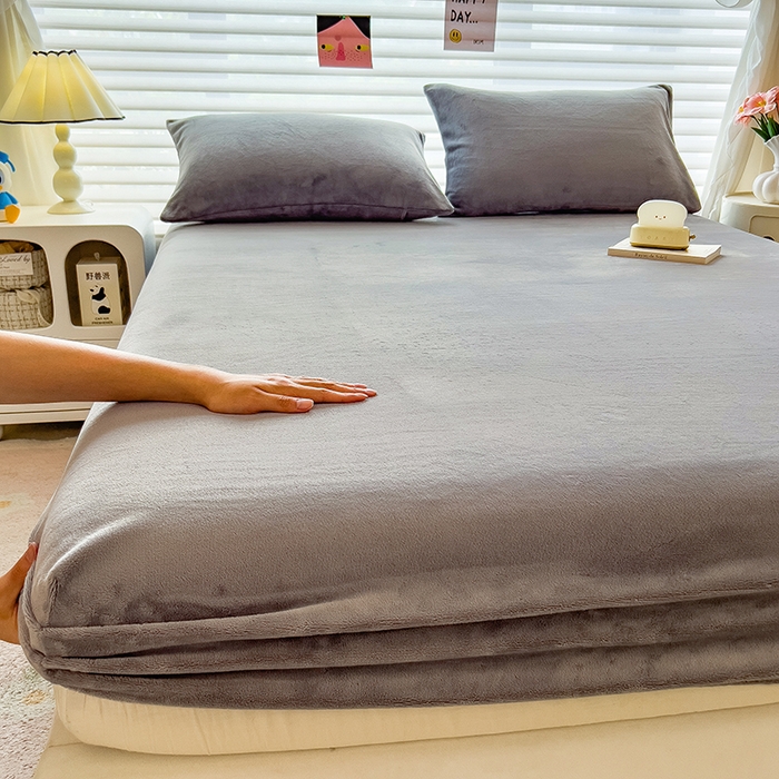 91家纺网 家纺一手货源 找家纺 丽美人家纺 2025秋冬新款牛奶绒纯色单床笠 抹茶灰