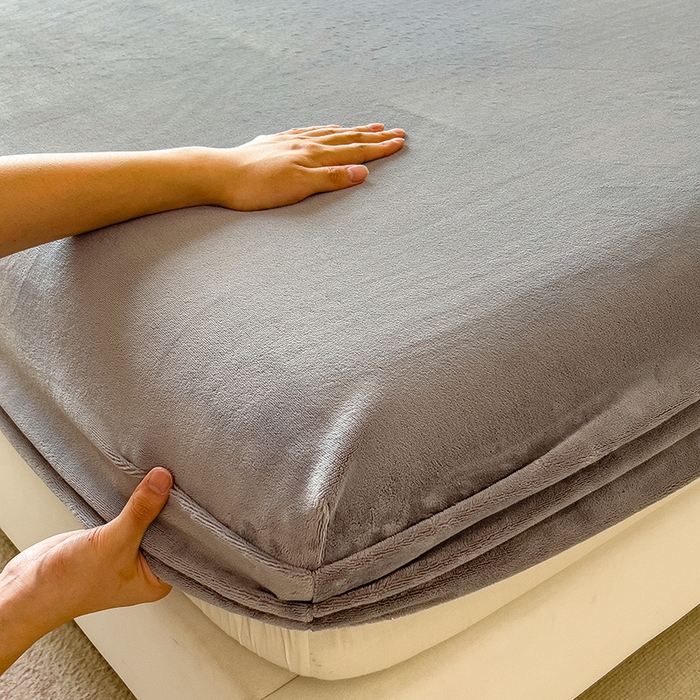 91家纺网 家纺一手货源 找家纺 丽美人家纺 2025秋冬新款牛奶绒纯色单床笠 抹茶灰