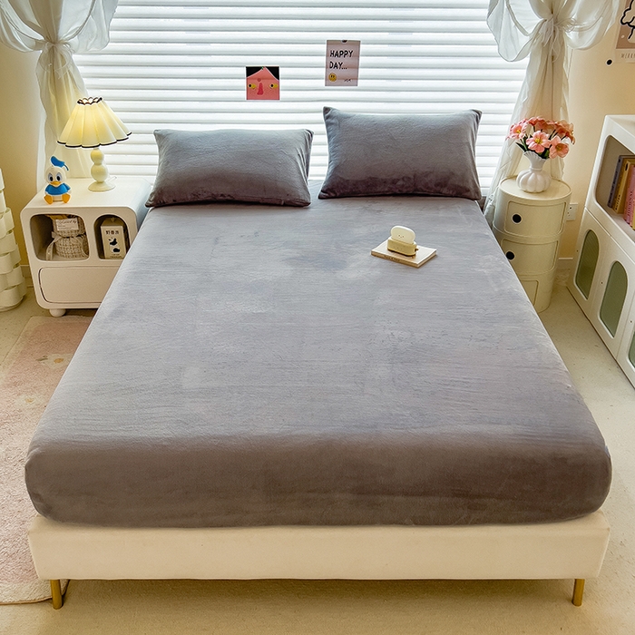 91家纺网 家纺一手货源 找家纺 丽美人家纺 2025秋冬新款牛奶绒纯色单床笠 抹茶灰