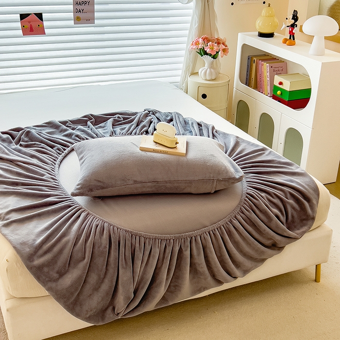 91家纺网 家纺一手货源 找家纺 丽美人家纺 2025秋冬新款牛奶绒纯色单床笠 抹茶灰