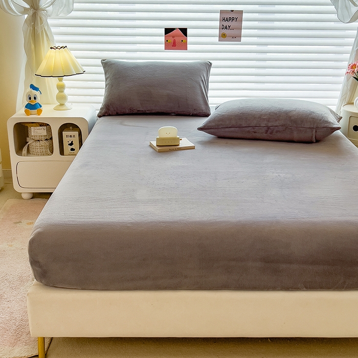 91家纺网 家纺一手货源 找家纺 丽美人家纺 2025秋冬新款牛奶绒纯色单床笠 抹茶灰