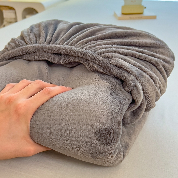 91家纺网 家纺一手货源 找家纺 丽美人家纺 2025秋冬新款牛奶绒纯色单床笠 大麦灰