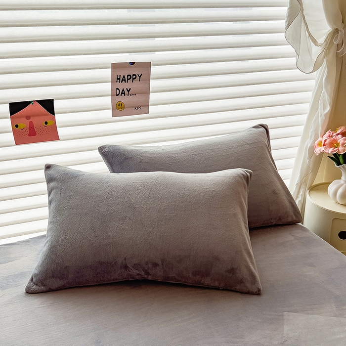 91家纺网 家纺一手货源 找家纺 丽美人家纺 2025秋冬新款牛奶绒纯色单床笠 抹茶灰