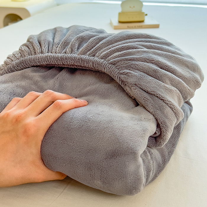 91家纺网 家纺一手货源 找家纺 丽美人家纺 2025秋冬新款牛奶绒纯色单床笠 抹茶灰