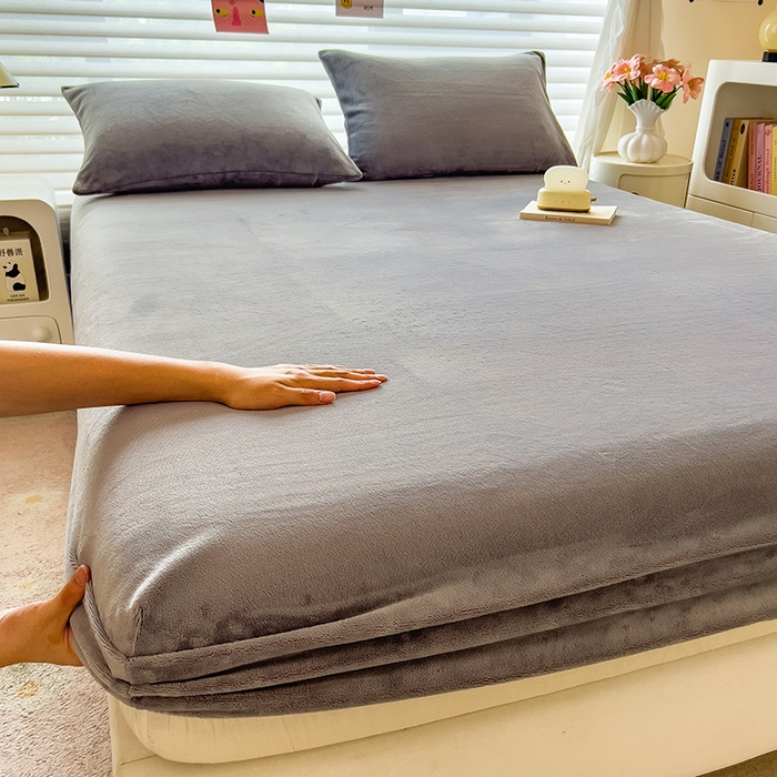 91家纺网 家纺一手货源 找家纺 丽美人家纺 2025秋冬新款牛奶绒纯色单床笠 抹茶灰