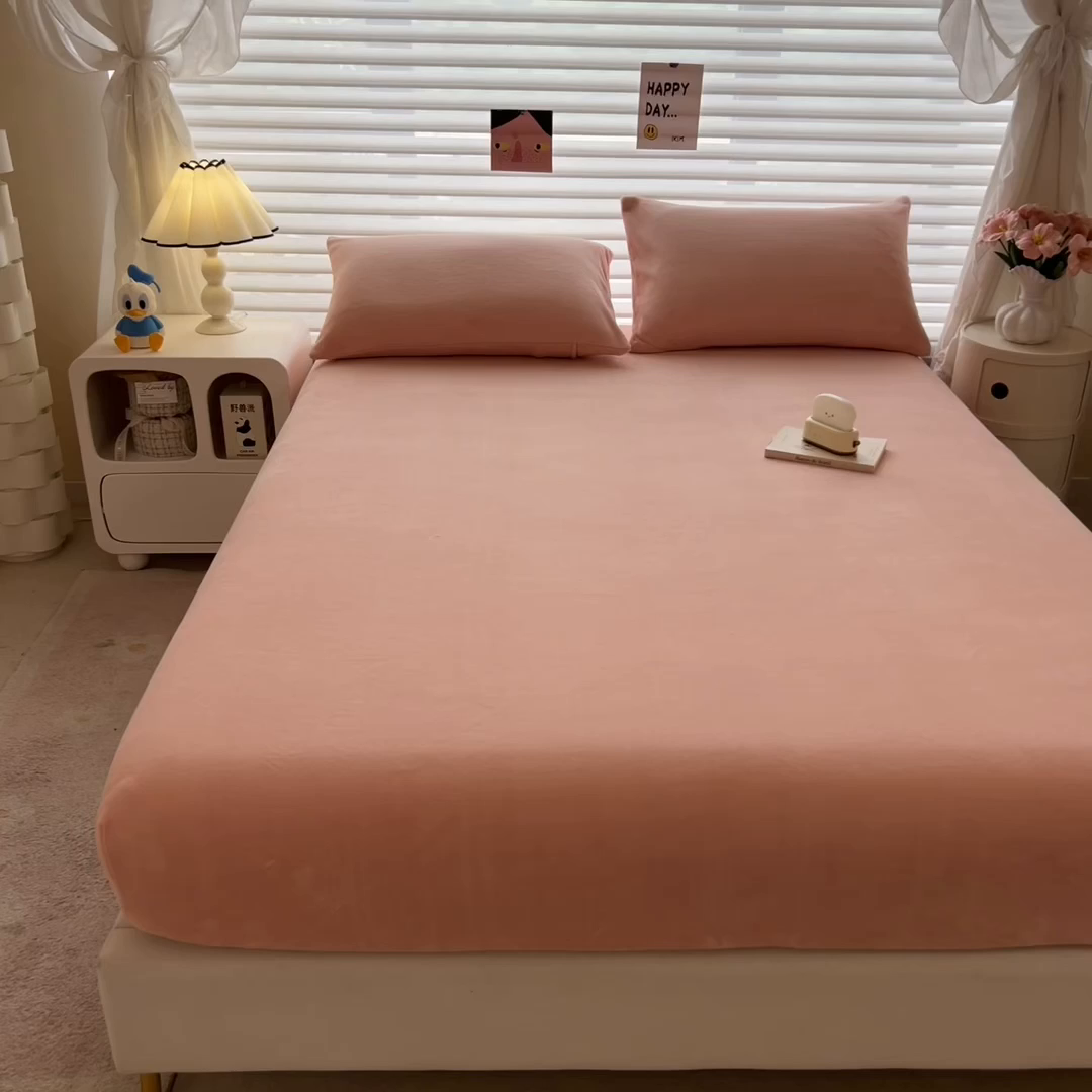 91家纺网 家纺一手货源 找家纺 丽美人家纺 2025秋冬新款牛奶绒纯色单床笠 杜鹃粉