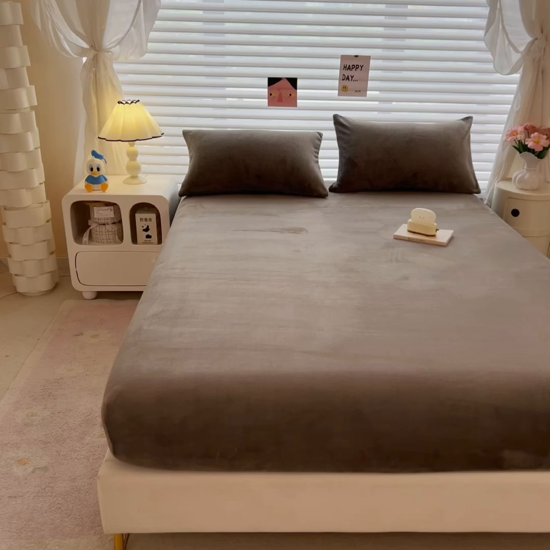 91家纺网 家纺一手货源 找家纺 丽美人家纺 2025秋冬新款牛奶绒纯色单床笠 鸭嘴咖