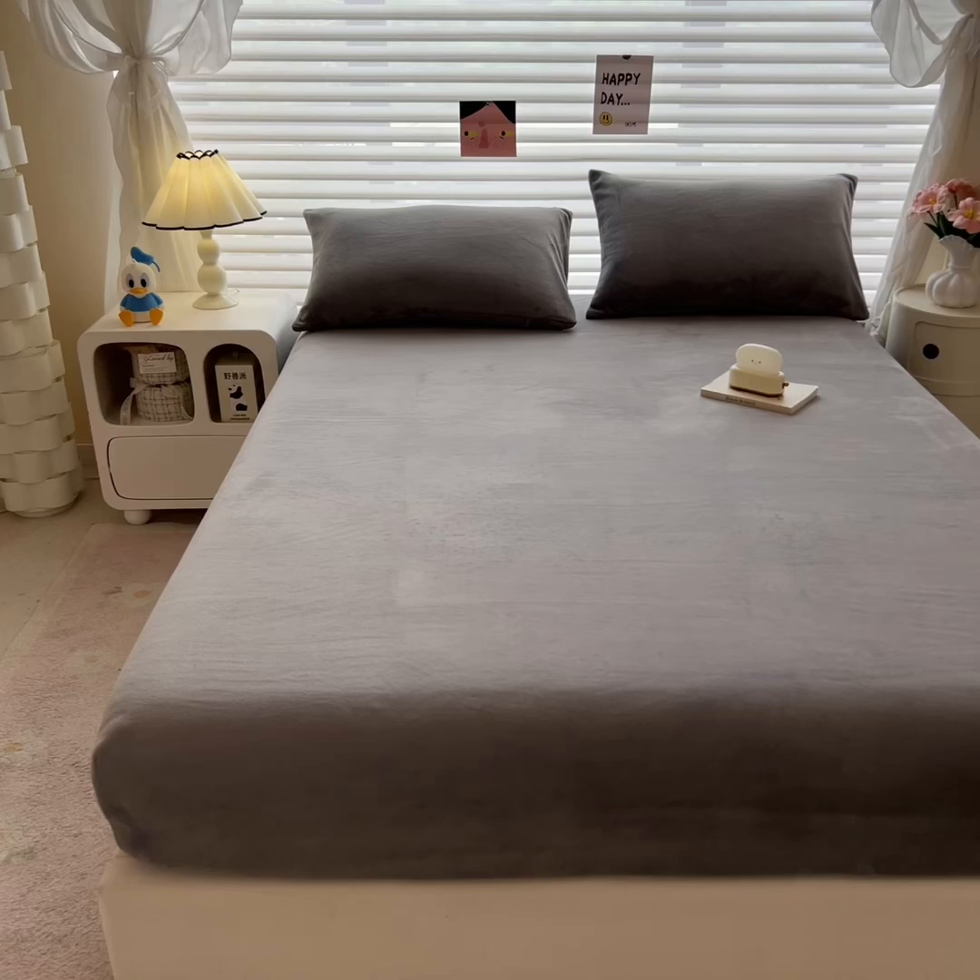 91家纺网 家纺一手货源 找家纺 丽美人家纺 2025秋冬新款牛奶绒纯色单床笠 大麦灰