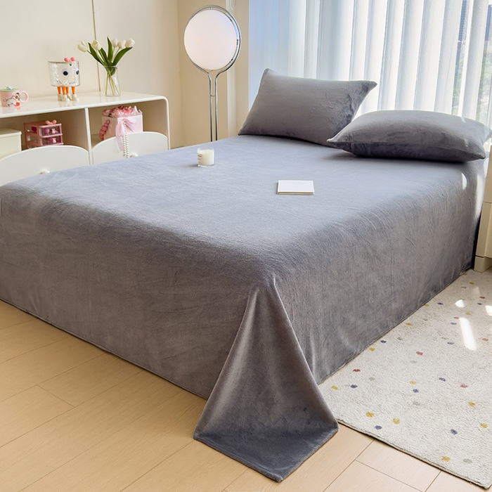91家纺网 家纺一手货源 找家纺 丽美人家纺 2025秋冬新款牛奶绒纯色单床单 大麦灰