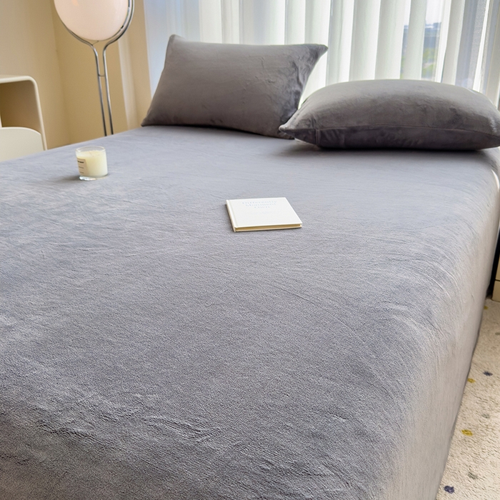 91家纺网 家纺一手货源 找家纺 丽美人家纺 2025秋冬新款牛奶绒纯色单床单 大麦灰