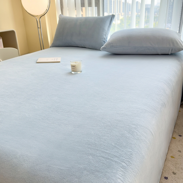 91家纺网 家纺一手货源 找家纺 丽美人家纺 2025秋冬新款牛奶绒纯色单床单 海天蓝