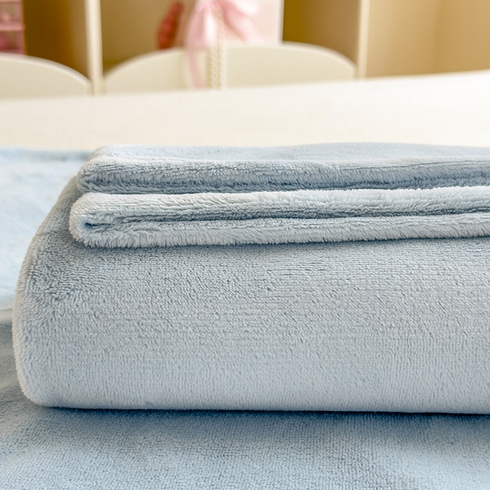 91家纺网 家纺一手货源 找家纺 丽美人家纺 2025秋冬新款牛奶绒纯色单床单 海天蓝