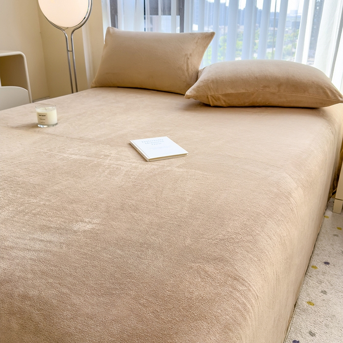 91家纺网 家纺一手货源 找家纺 丽美人家纺 2025秋冬新款牛奶绒纯色单床单 鸭嘴咖