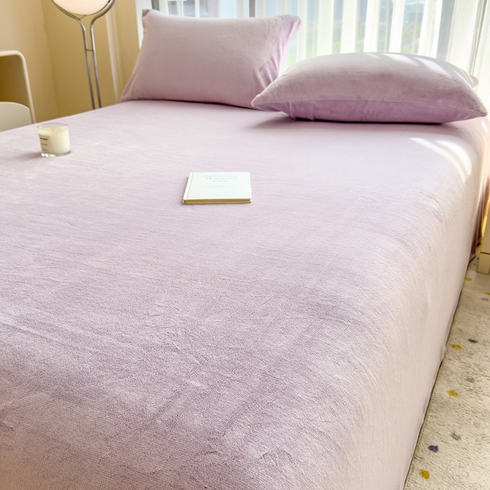 91家纺网 家纺一手货源 找家纺 丽美人家纺 2025秋冬新款牛奶绒纯色单床单 蔷薇紫