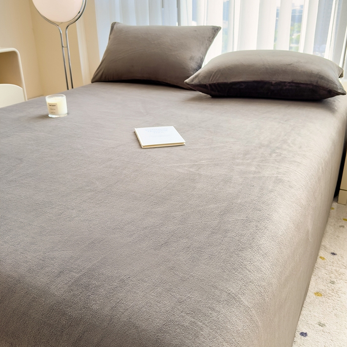 91家纺网 家纺一手货源 找家纺 丽美人家纺 2025秋冬新款牛奶绒纯色单床单 抹茶灰