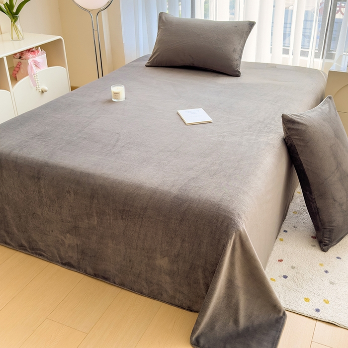 91家纺网 家纺一手货源 找家纺 丽美人家纺 2025秋冬新款牛奶绒纯色单床单 抹茶灰