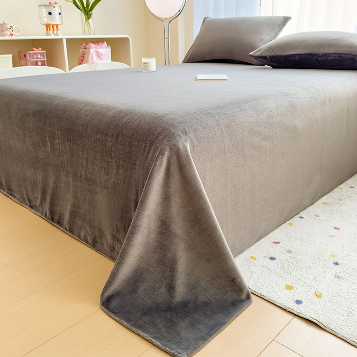 91家纺网 家纺一手货源 找家纺 丽美人家纺 2025秋冬新款牛奶绒纯色单床单 抹茶灰