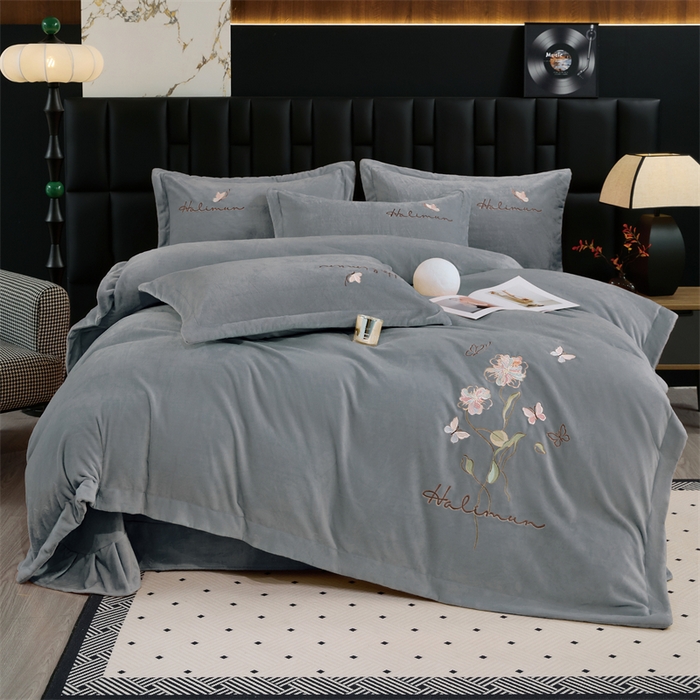 91家纺网 家纺一手货源 找家纺 （总）畅畅家纺 2025新款冬季9斤260克全消光全工艺宽边绣花慕斯绒四件套-几粒系列