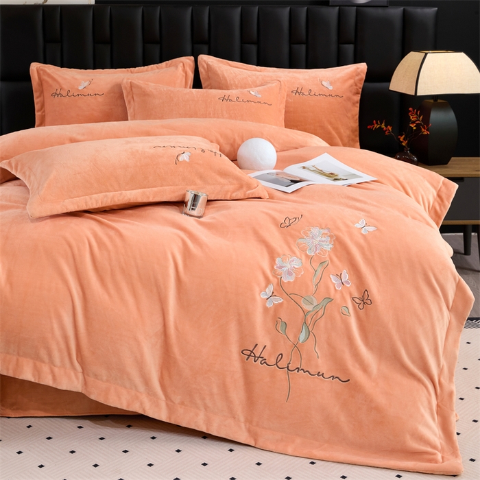 91家纺网 家纺一手货源 找家纺 畅畅家纺 2025新款冬季9斤260克全消光全工艺宽边绣花慕斯绒四件套-几粒系列 几粒-橙色